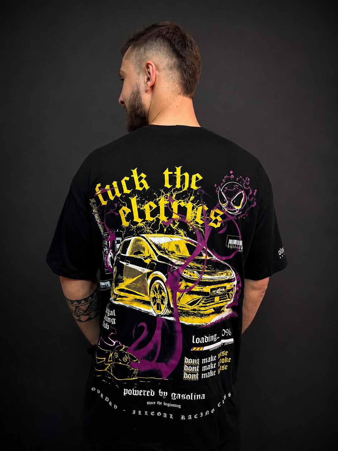 Modelo de costas vestindo a camiseta oversized preta OVRDRV Fuck The Eletrics do Drop 01